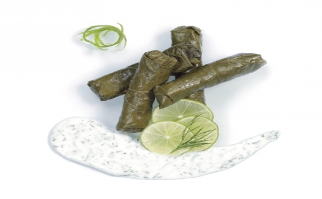Hojas de parra con salsa de ajo